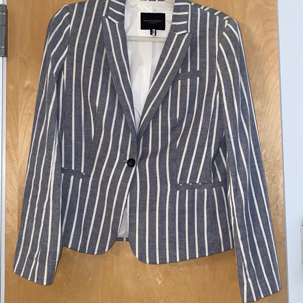 BANANA REPUBLIC PIN STRIPE SUIT JACKET SIZE 6, MATCHING PANTS SOLD SEPARATELY